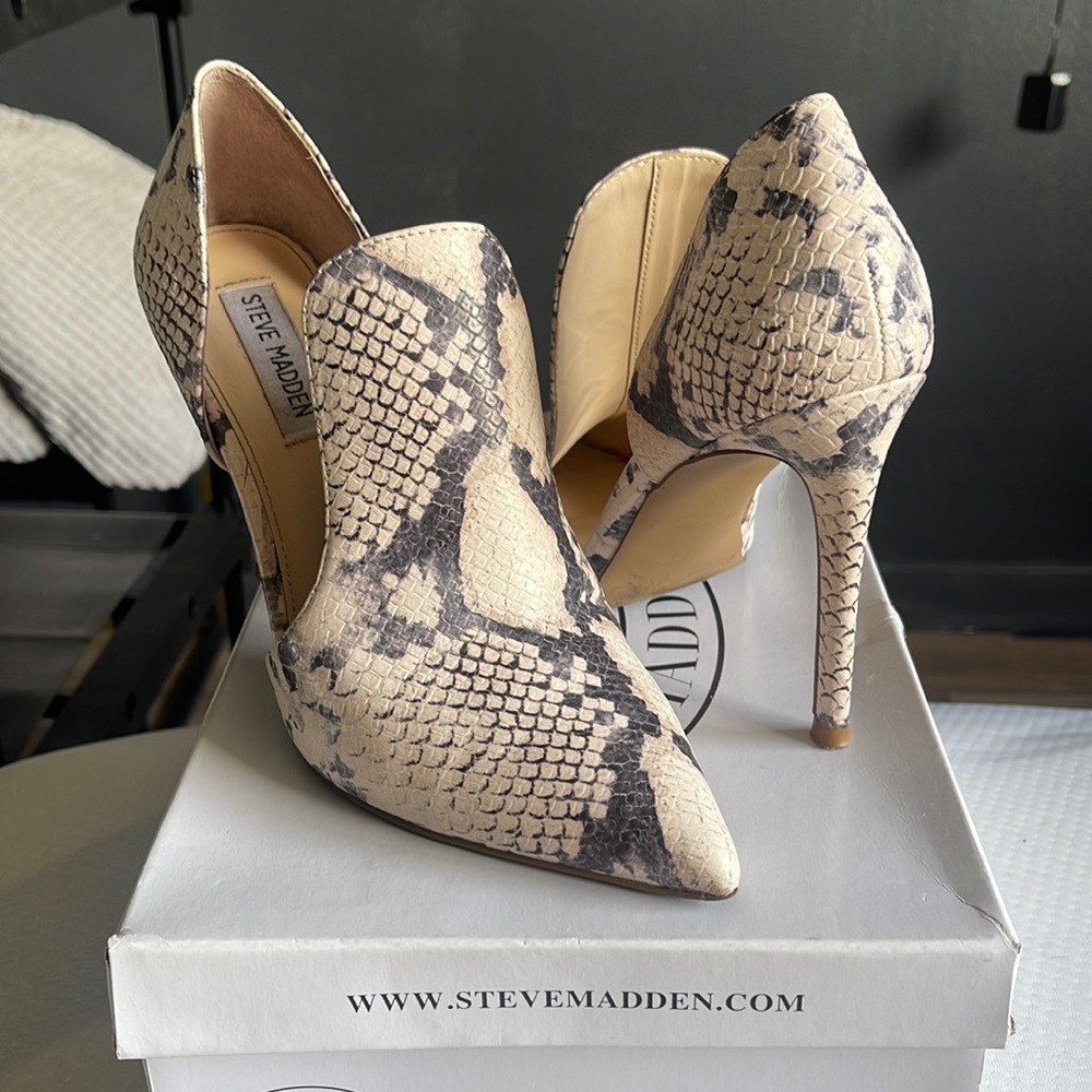 Steve Madden divided natural snake shoes size 7.5